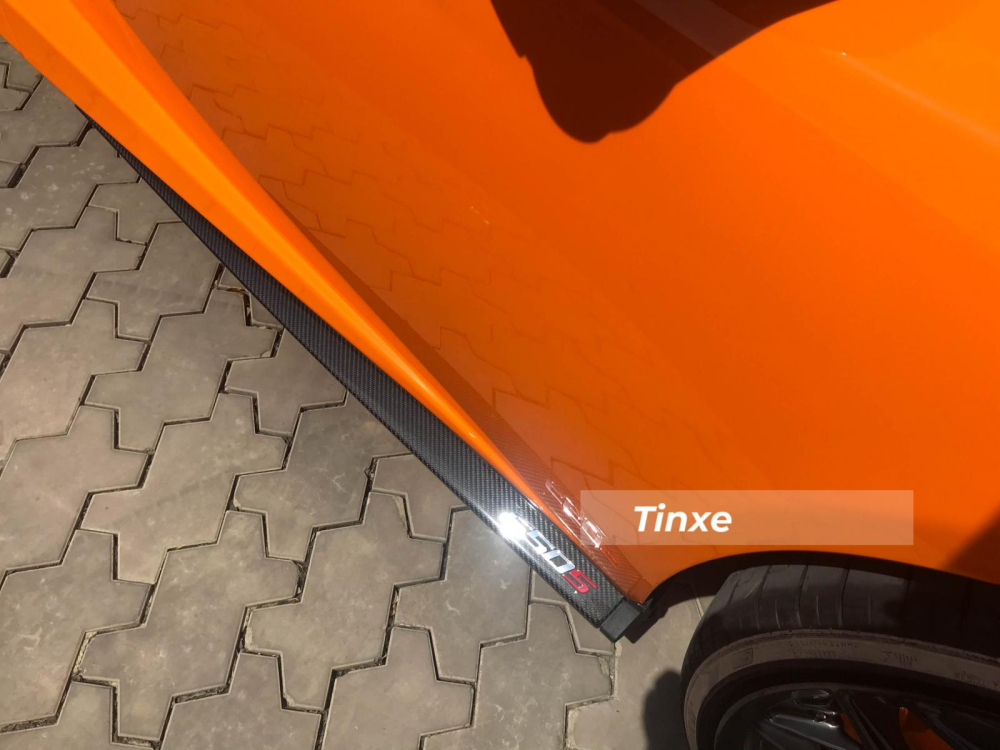 Nẹp sườn bên hông cũng bằng carbon có thêm logo 650S