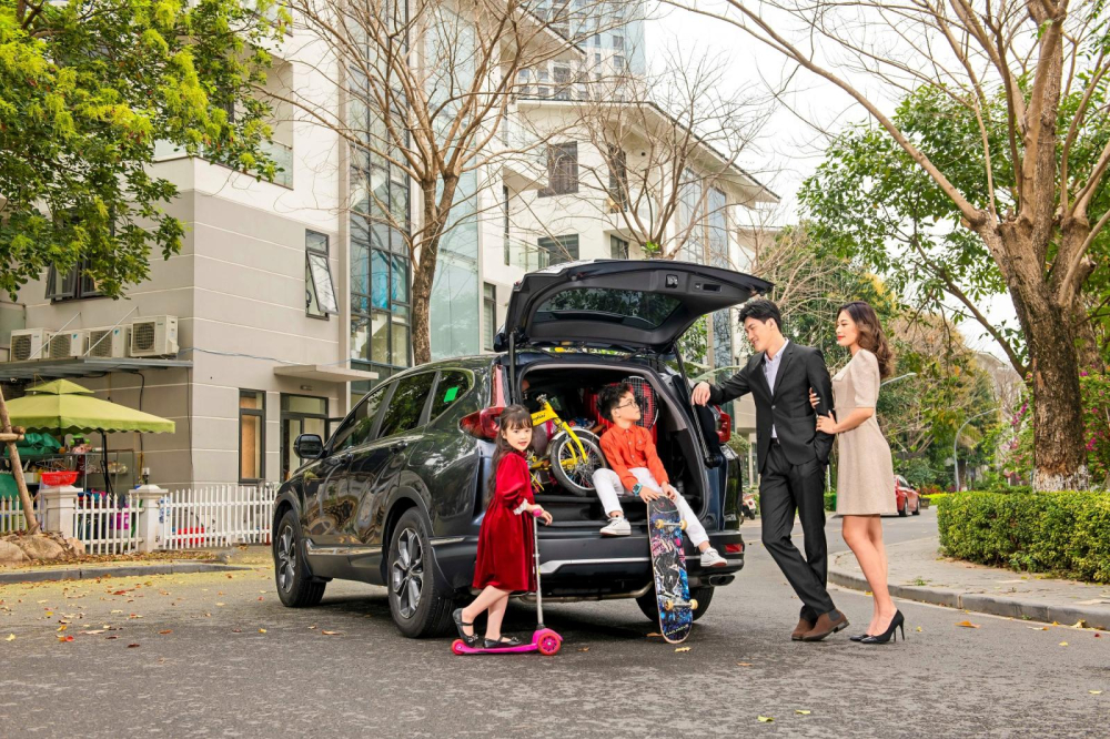Anh Thịnh và gia đình bên chiếc Honda CR-V 2020.