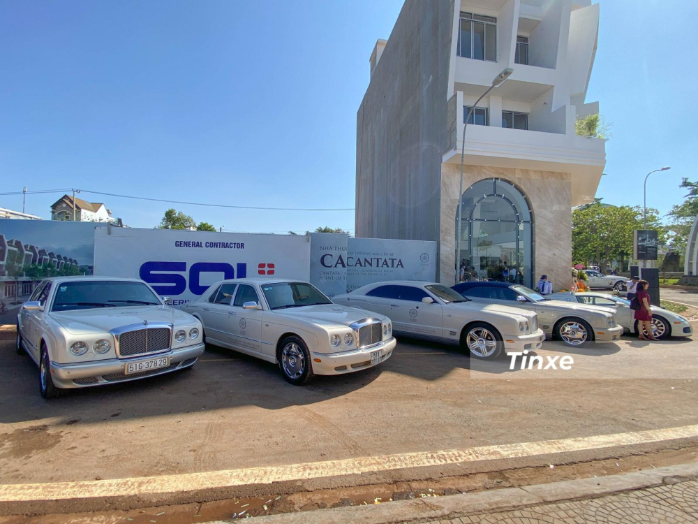 4 chiếc xe siêu sang của Bentley bao gồm Azure mui trần cực độc, Bentley Brooklands và 2 chiếc xe Bentley Arnage