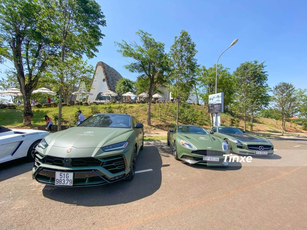 Bộ 3 siêu xe, xe thể thao hạng sang và siêu SUV tông xuyệt tông trong trang phục xanh quân đội nhám