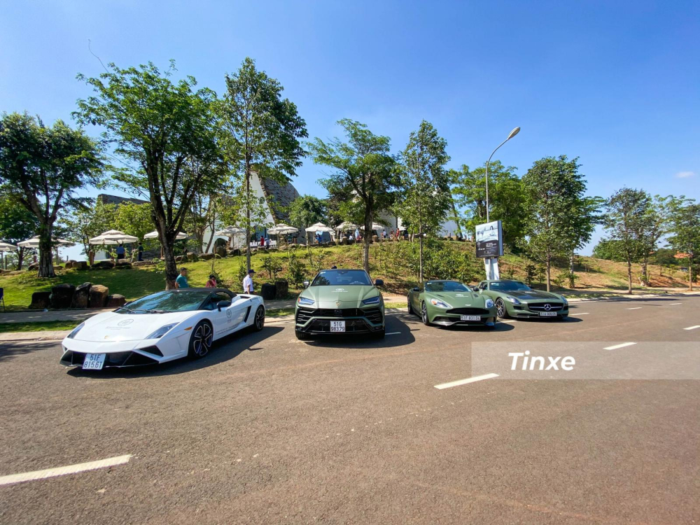 Khu vực gần bảo tàng là sự xuất hiện của Lamborghini Gallardo LP560-4 Spyder, SUV Lamborghini Urus, Aston Martin Vanquish cùng siêu xe phiên bản giới hạn Mercedes-Benz SLS AMG GT Final Edition