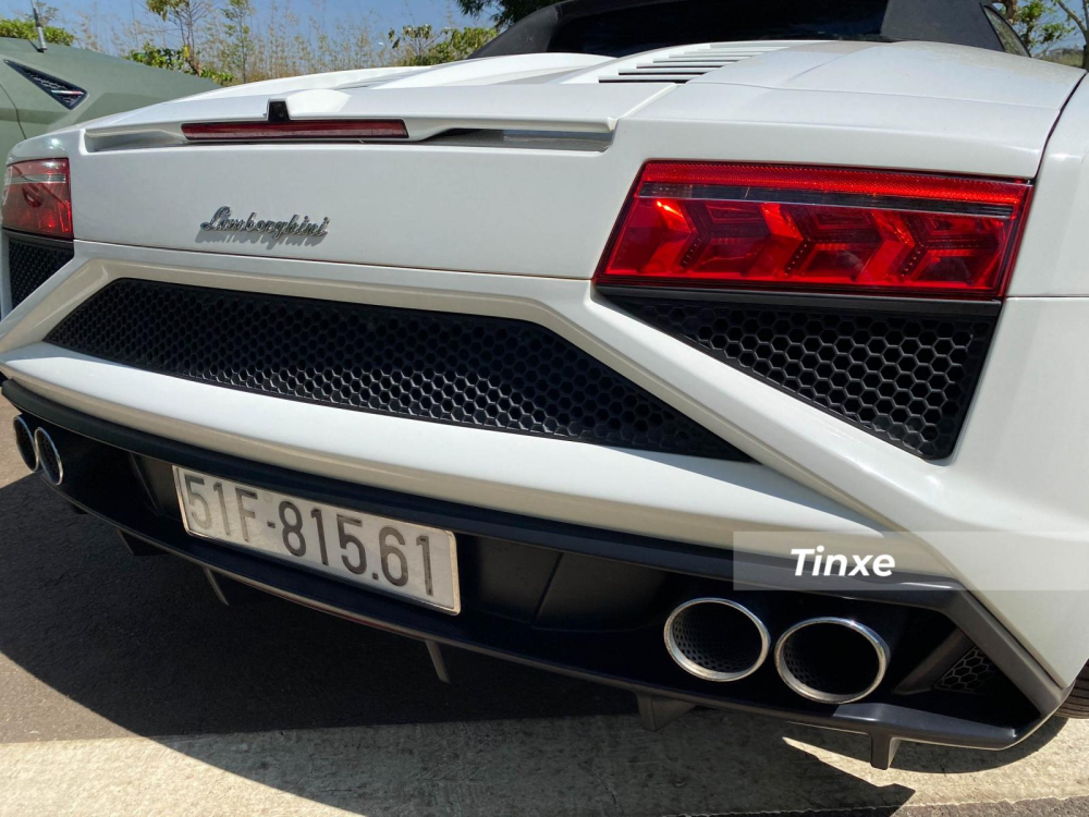 Đuôi xe thiết kế cách điệu hình tam giác và hình thang của Lamborghini Gallardo LP560-4 Spyder 50th Anniversary