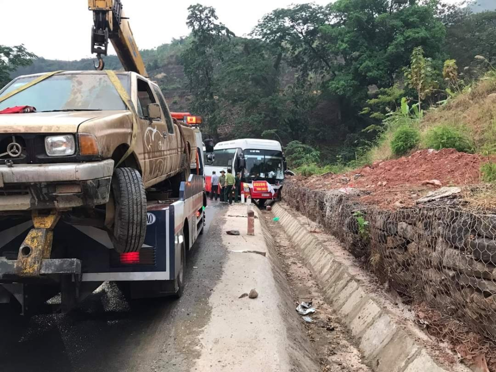 Chiếc xe kh&aacute;ch nằm tr&ecirc;n r&atilde;nh tho&aacute;t nước b&ecirc;n đường