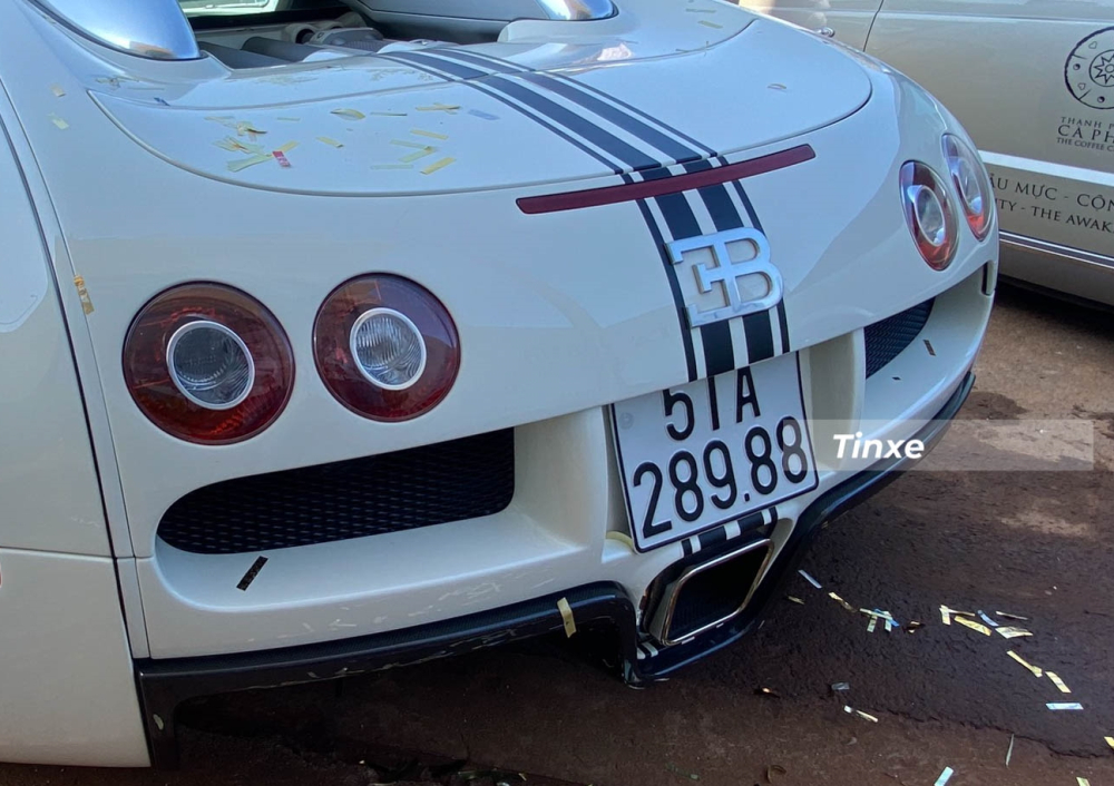 Đèn hậu của Bugatti Veyron, phía trên là cánh gió đuôi khổng lồ của xe