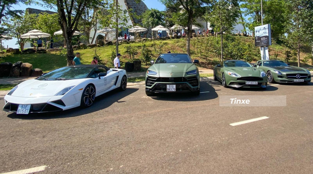 Từ trái qua là Lamborghini Gallardo LP560-4 Spyder 50th Anniversary, Lamborghini Urus, Aston Martin Vanquish, Mercedes-Benz SLS AMG GT Final Edition