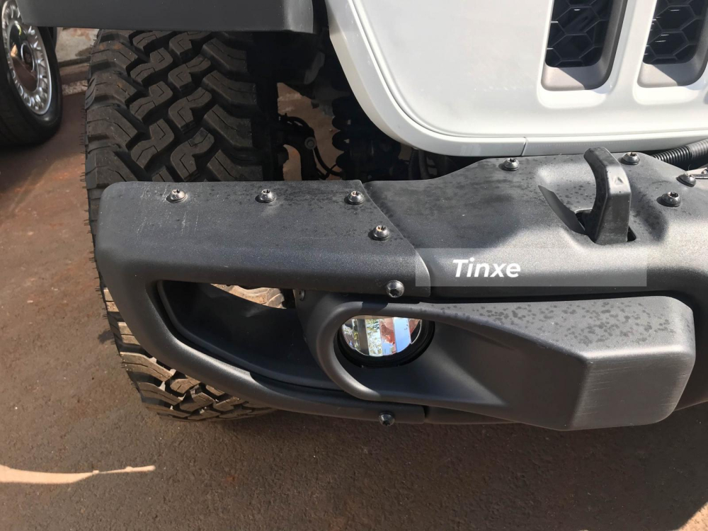 Ngoài việc gắn thêm tời kéo xe của Warn, chiếc xe Jeep Gladiator Rubicon 2020 của Chủ tịch Trung Nguyên vẫn giữ lại bộ cản va trước của xe.