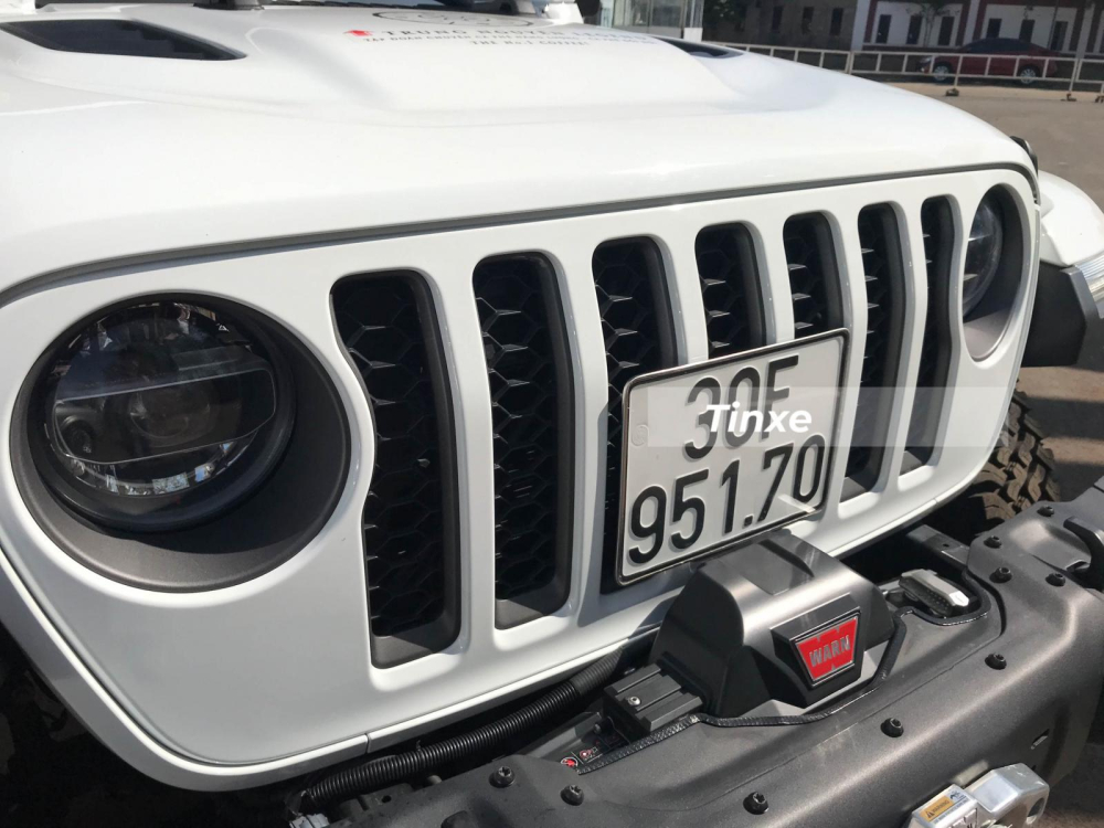 Tời điện của Warn có giá từ 19 triệu đồng cho đến 45 triệu đồng. Trang bị này là không thể thiếu cho một mẫu xe off-road như Jeep Gladiator Rubicon 2020.