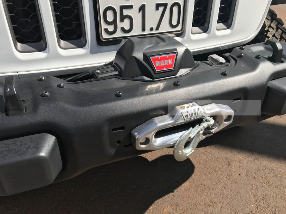 Bộ tời kéo xe cũng được tích hợp trên chiếc xe bán tải Jeep Gladiator Rubicon 2020.