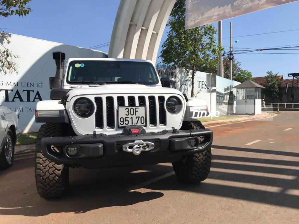 Jeep Gladiator Rubicon được trang bị hộp số tự động 8 cấp, hệ dẫn động 4x4 với 4 tùy chọn gài cầu, nút khóa vi sai trước/sau và tùy chọn các chế độ Offroad.