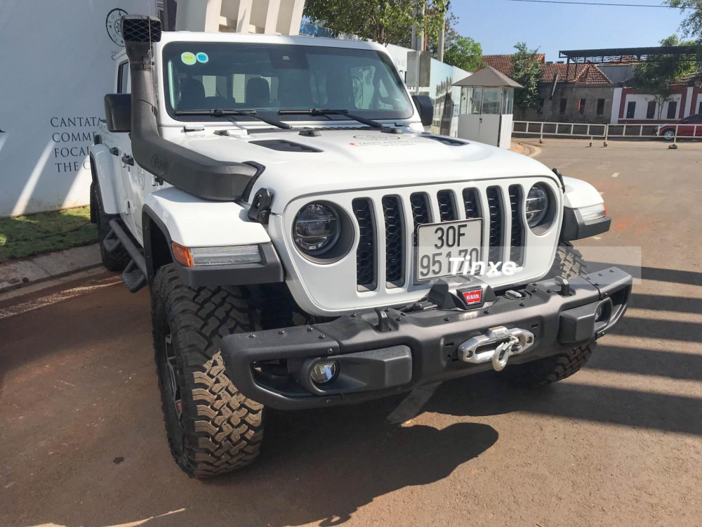 Gladiator Rubicon là mẫu xe bán tải khá chất của nhà Jeep và cũng không quá bất ngờ khi ông Đặng Lê Nguyên Vũ sở hữu mẫu xe này. Đây không phải là xe Jeep duy nhất có mặt trong bộ sưu tập xe của Chủ tịch Trung Nguyên.