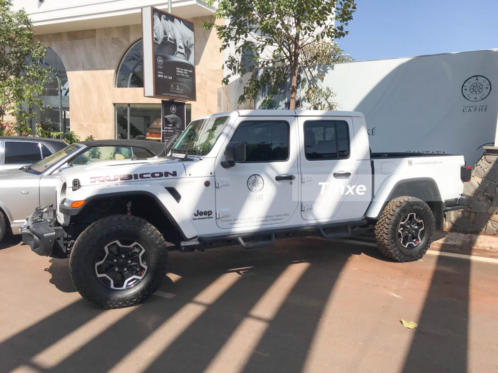 Hiện không rõ là chiếc xe Jeep Gladiator Rubicon 2020 này được Chủ tịch Trung Nguyên mua từ công ty nhập khẩu tư nhân hay đại lý chính hãng. Được biết, dòng xe bán tải Jeep Gladiator 2020 phân phối chính hãng tại Việt Nam với 2 phiên bản chính là Sport có giá 3,218 tỷ đồng.