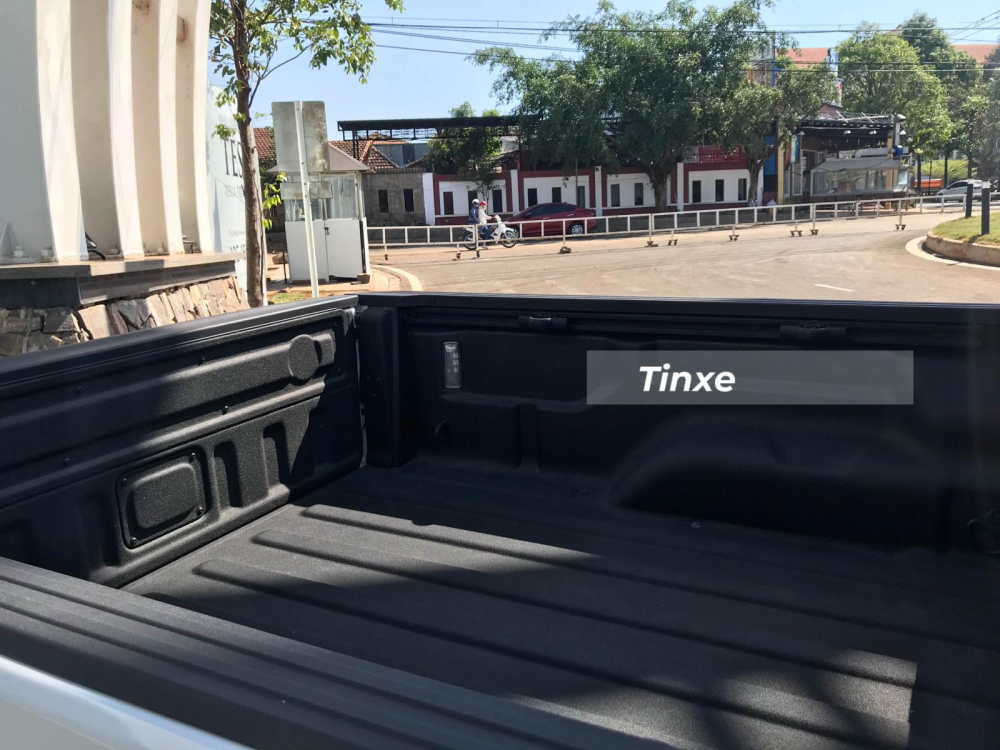 Nhà sản xuất cho biết thùng hàng của Jeep Gladiator Rubicon có kích thước bao gồm dài x rộng x cao là 1.531 x 1.442 x 861 (mm). Bề mặt sàn được lót vật liệu nhám chống trầy và chống trượt, giúp việc chở hàng thuận tiện hơn.
