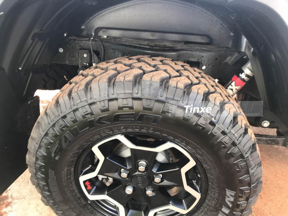 Xe vẫn sử dụng bộ mâm 17 inch sơn 2 tông màu tương phản.