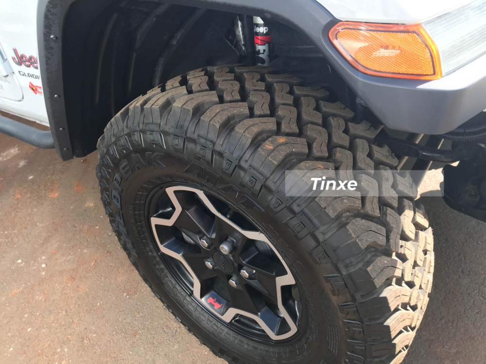Bộ lốp gai địa hình Falken WildPeak A/T3W đã được ông Đặng Lê Nguyên Vũ trang bị thêm trên mẫu xe Jeep Gladiator Rubicon 2020 của mình. Giá bộ lốp này từ 3,7 đến 5,5 triệu đồng.