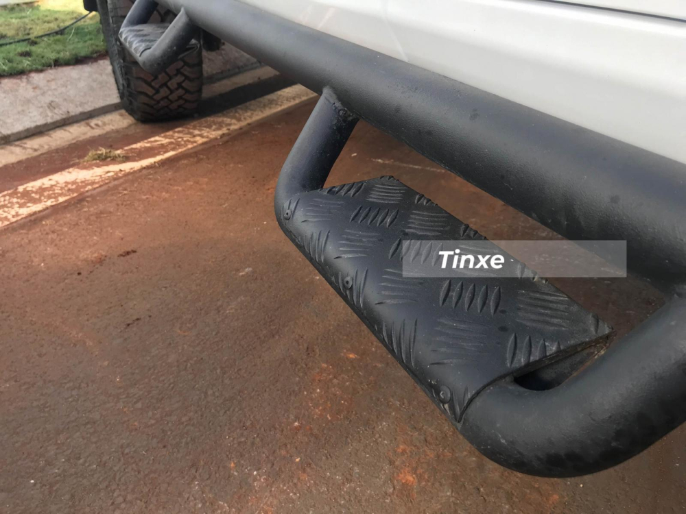 Đuôi xe Jeep Gladiator Rubicon 2020 không được Chủ tịch Trung Nguyên độ thêm đồ chơi đắt giá nào. Xe có bộ móc cứu hộ, cản va sau hầm hố. Chiều dài tổng thể của Jeep Gladiator là hơn 5,5 m, chiều dài cơ sở 3.487 mm, khoảng sáng gầm ở mức 282 mm và khả năng lội nước đạt 762 mm.