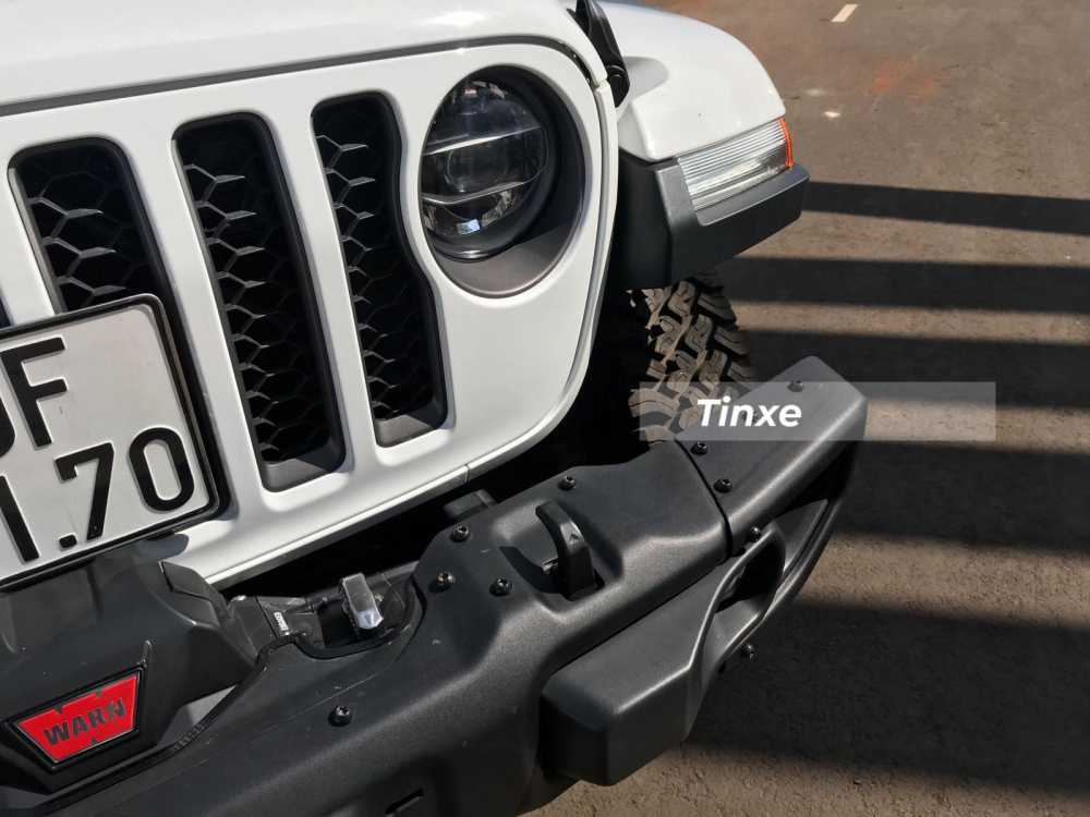 Jeep Gladiator Rubicon được trang bị đèn pha LED, cao cấp hơn đèn Halogen của phiên bản Sport. Tại Việt Nam, Jeep Gladiator được trang bị động cơ V6 3.6L, cho công suất tối đa 285 mã lực và mô-men xoắn cực đại 352 Nm. Nhà sản xuất cho biết, chiếc bán tải có sức kéo lên đến gần 3,5 tấn.