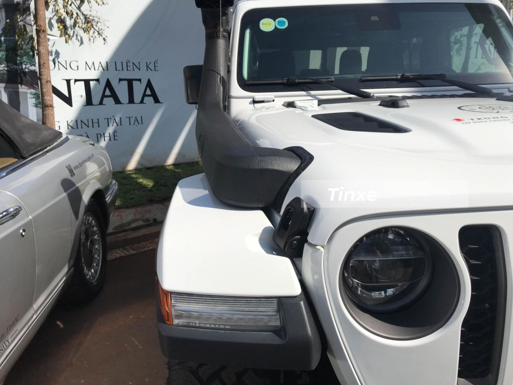Ống thở của hãng Safari là món đồ chơi off-road yêu thích của ông Đặng Lê Nguyên Vũ nên chiếc xe Jeep Gladiator Rubicon 2020 cũng được trang bị đồ chơi này. Điều này giúp chiếc xe Jeep Gladiator Rubicon 2020 có thể chinh phục nhiều mực nước sâu hơn khi đi off-road.