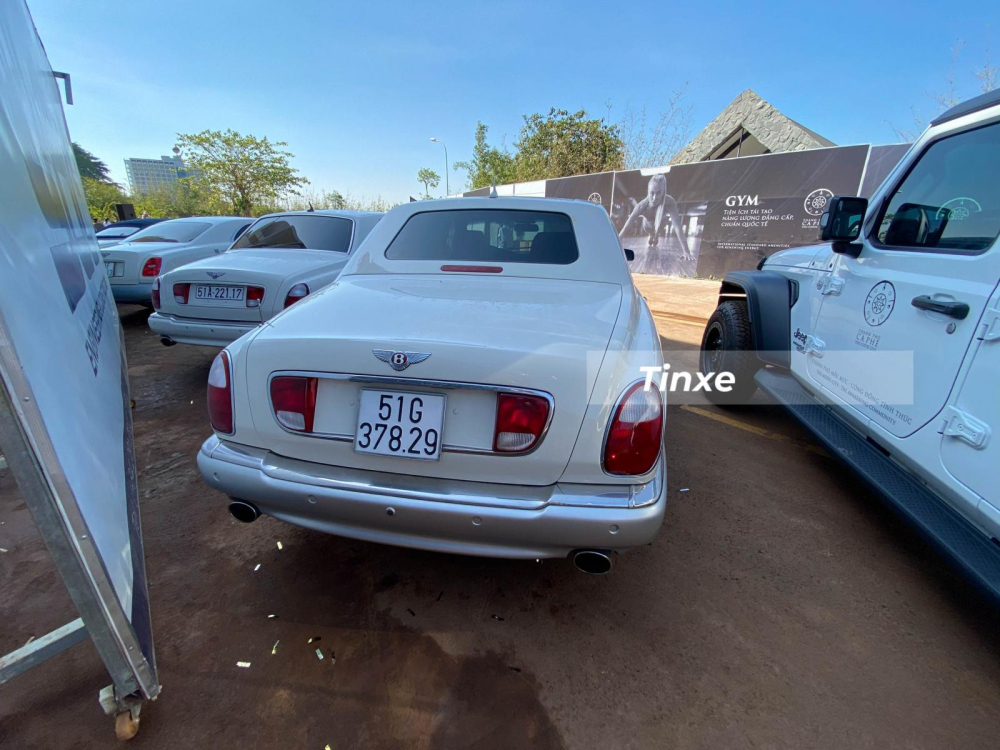 Điểm nhấn là toàn bộ xe Bentley này đều được Chủ tịch Trung Nguyên cho ra biển trắng