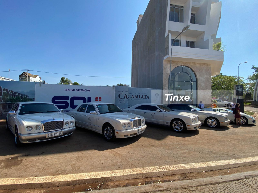 Từ trái sang phải là cặp đôi Bentley Arnage, kế đến là Bentley Brooklands Coupe và cuối cùng là dòng xe mui trần Bentley Azure