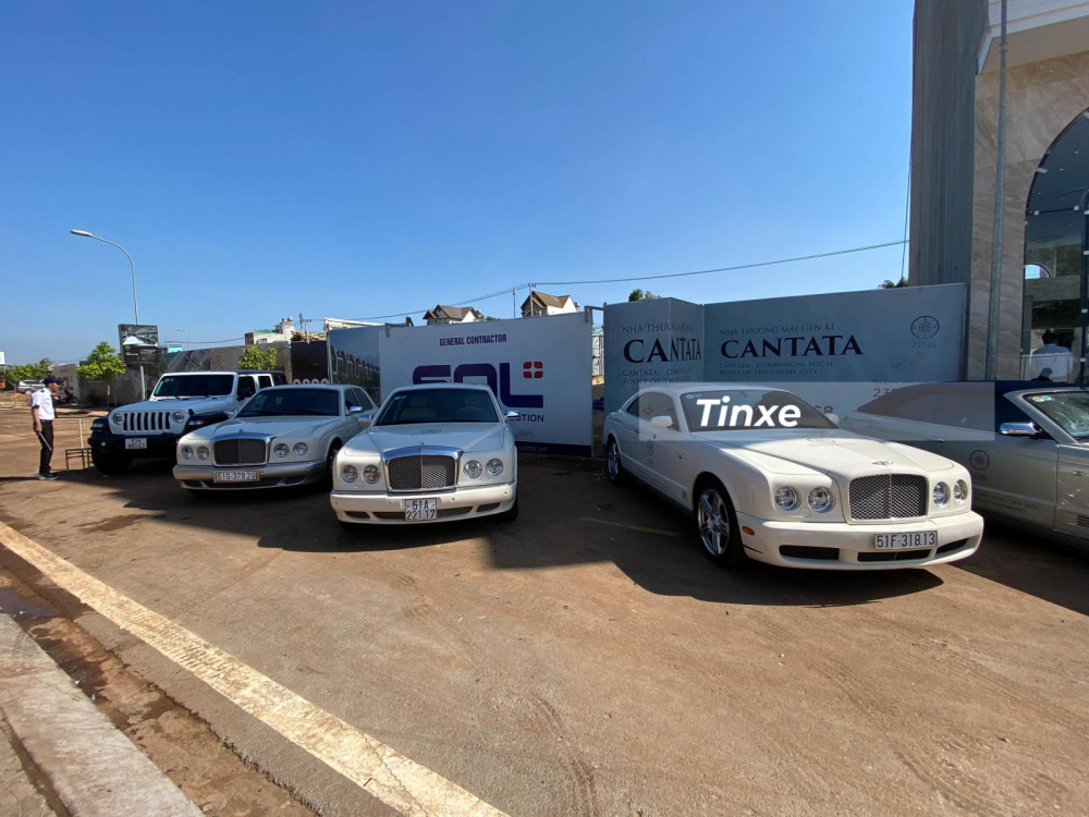2 chiếc Bentley ngoài cùng là Arnage và xe còn lại là Bentley Brooklands