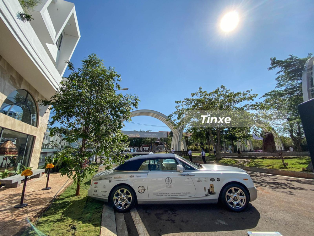 Chiếc Rolls-Royce Phantom Drophead Coupe này có mui màu xanh dương
