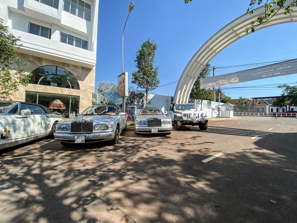 Rolls-Royce Silver Seraph đời 1999 đỗ cạnh Rolls-Royce Corniche