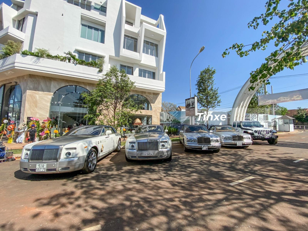 Hai chiếc Rolls-Royce Phantom Drophead Coupe đỗ cạnh nhau và Rolls-Royce Silver Seraph đời 1999 cùng xe Rolls-Royce Corniche