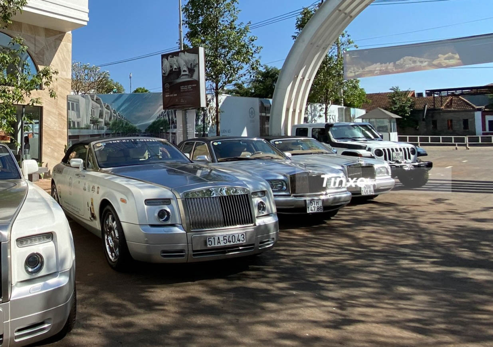 Xe mang biển 51A-540.43 là chiếc Rolls-Royce Phantom Drophead Coupe đầu tiên về Việt Nam