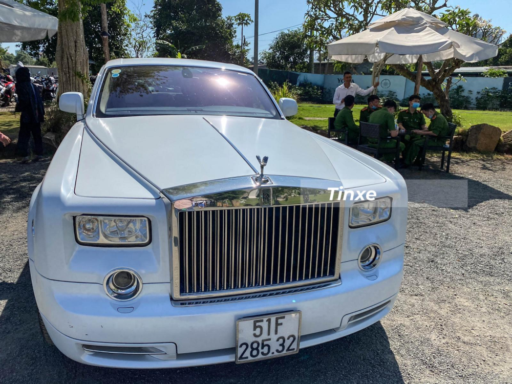 Chiếc xe siêu sang Rolls-Royce Phantom từng mang 2 màu đen-bạc nhưng nay đã về màu trắng