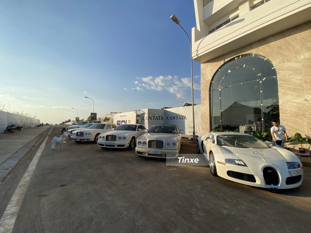 Ngoài 4 chiếc Bentley này ra, Đặng Lê Nguyên Vũ được cho sở hữu thêm 6 chiếc xe siêu sang Bentley khác với đầy đủ các phiên bản