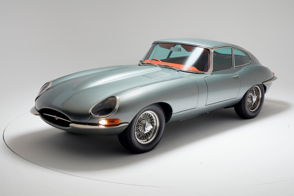 Phía trước của Jaguar E-Type Reimagined bởi Helm Motors