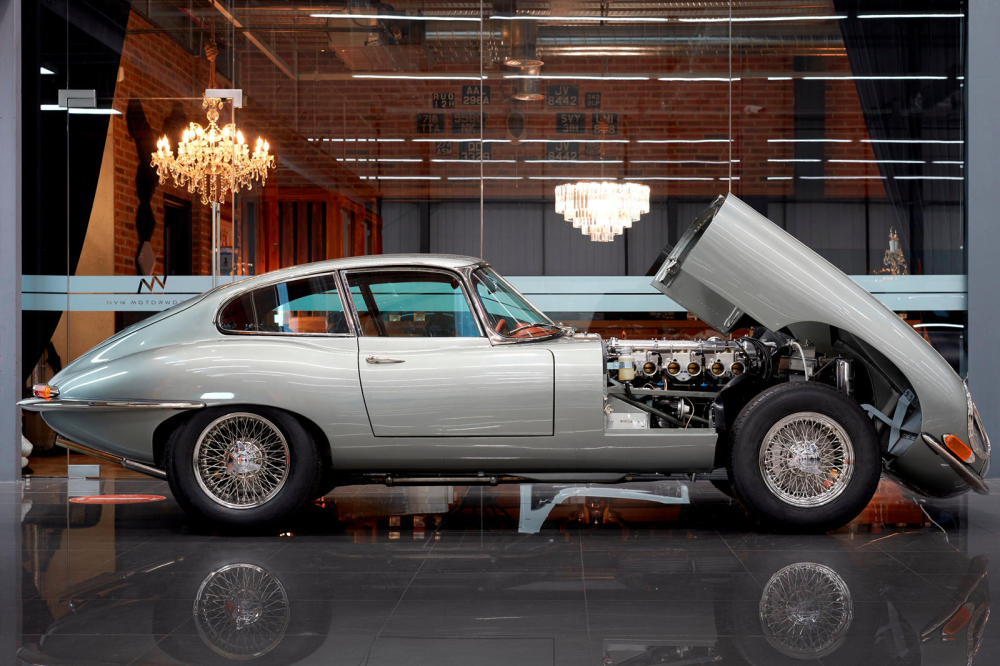 Phía bên sườn của Jaguar E-Type Reimagined bởi Helm Motors