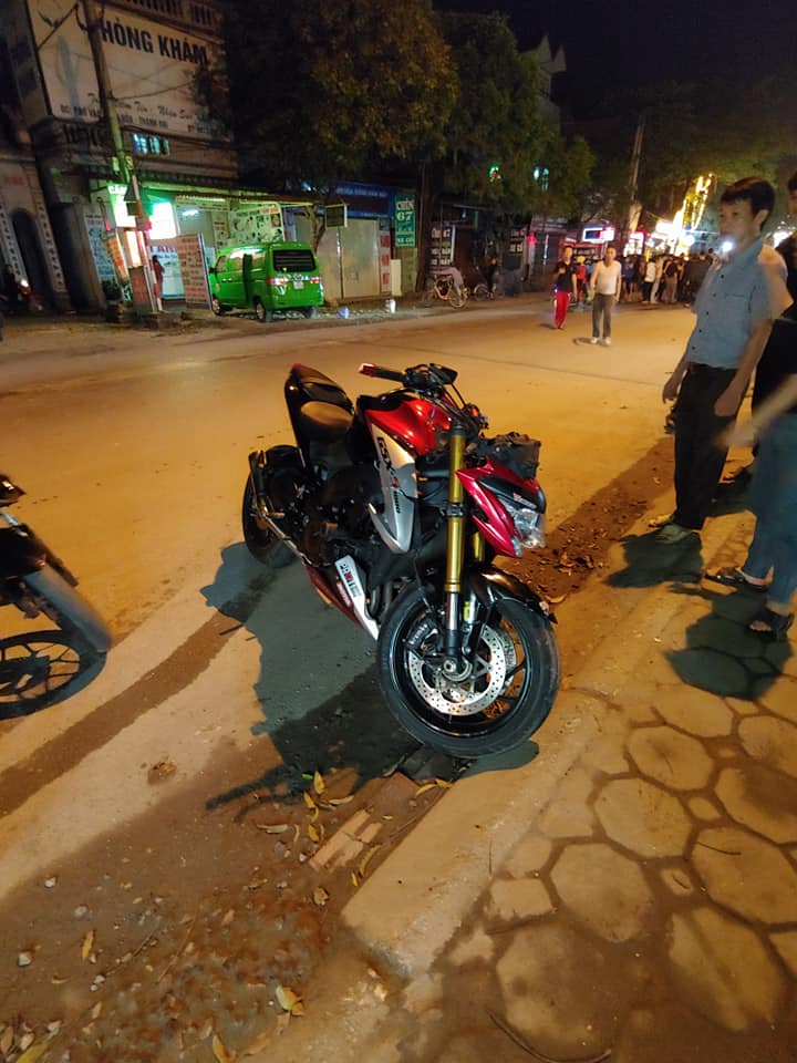 Chiếc mô tô phân khối lớn bị hư hỏng sau vụ tai nạn
