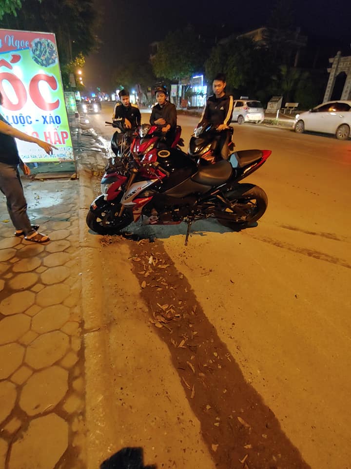 Chiếc mô tô phân khối lớn Suzuki GSX-S1000 tại hiện trường
