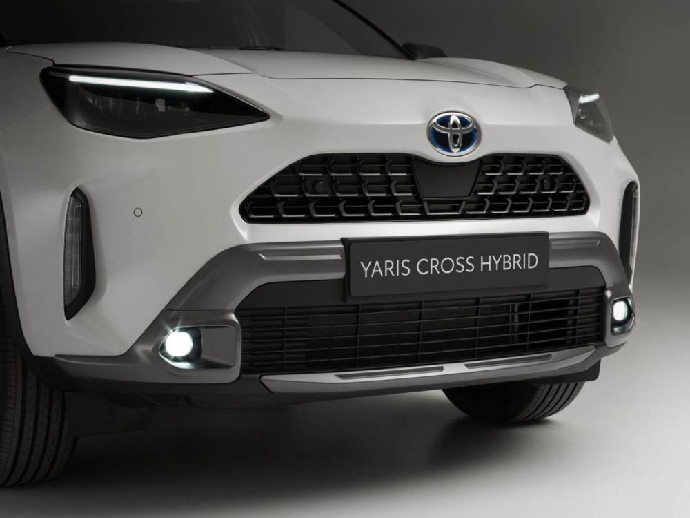 Toyota Yaris Cross Adventure 2021 có thêm thanh bảo vệ cản trước màu xám