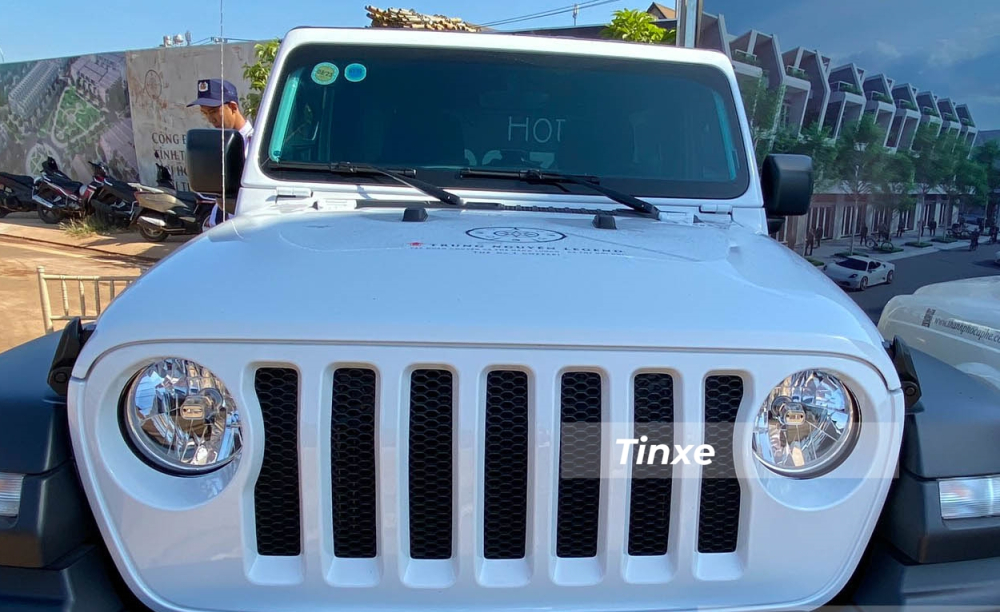 Jeep Wrangler Unlimited Sport sử dụng đ&egrave;n pha tr&ograve;n với hệ thống chiếu s&aacute;ng halogen