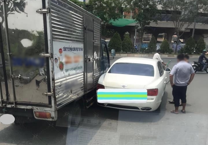 Hiện trường vụ va chạm giữa xe tải với xe Bentley Flying Spur V8 ngay lối rẽ ra QL1A