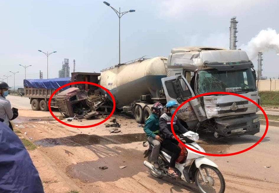 Vụ tai nạn làm 2 phương tiện hư hỏng nặng nề Vụ tai nạn làm 2 phương tiện hư hỏng nặng nề