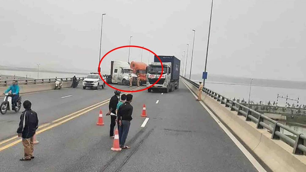 Tai nạn xe container trên cầu Tân Vũ - Lạch Huyện vào chiều qua