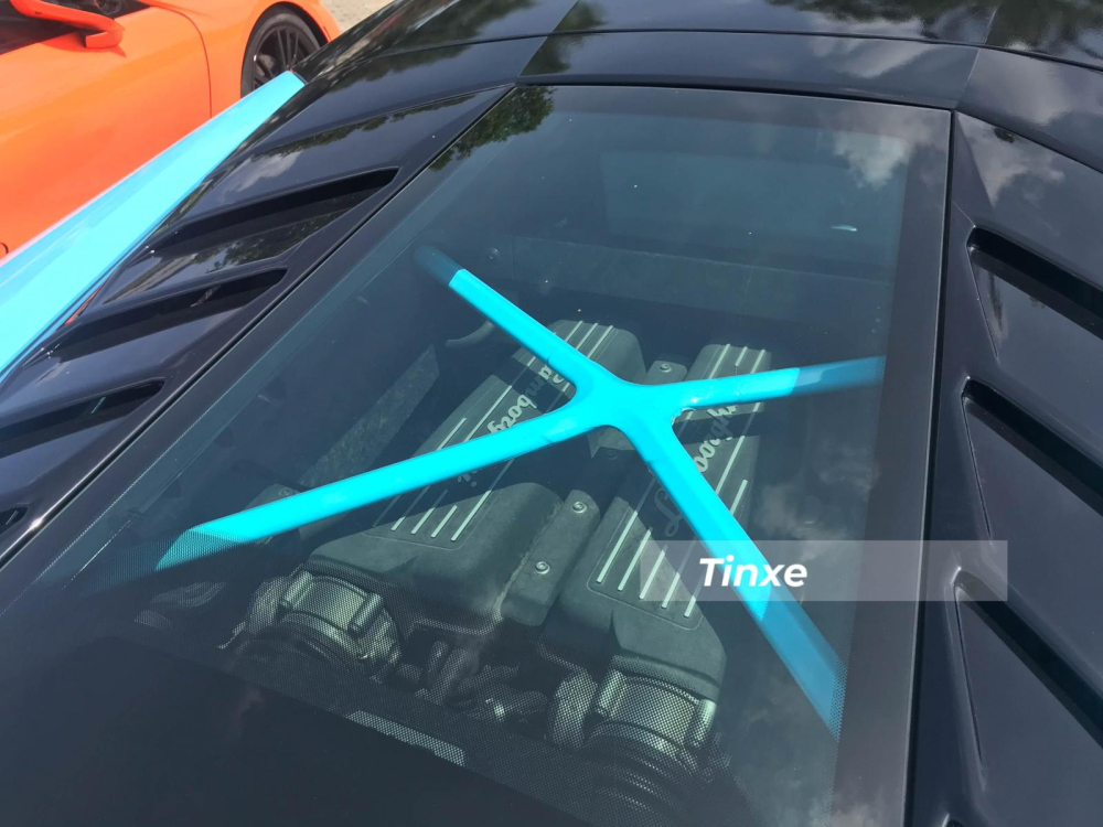 Khối động cơ V10, dung t&iacute;ch 5.2 l&iacute;t với khung chịu lực t&ocirc;ng xuyệt t&ocirc;ng m&agrave;u Baby Blue của xe