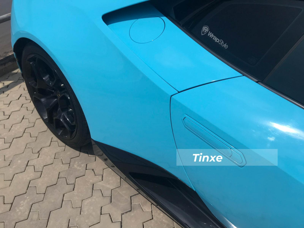 Tay nắm cửa của xe Lamborghini Huracan LP580-2 sẽ bật ra khi chủ nh&acirc;n bấm mở kho&aacute; xe