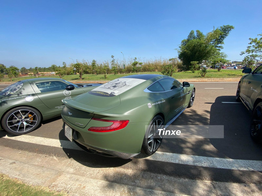 Aston Martin Vanquish Coupe đỗ giữa 2 chiếc xe nhà binh khác là Mercedes-Benz SLS AMG giới hạn 350 chiếc và bên phải là Lamborghini Urus Aston Martin Vanquish Coupe đỗ giữa 2 chiếc xe nhà binh khác là Mercedes-Benz SLS AMG giới hạn 350 chiếc và bên phải là Lamborghini Urus