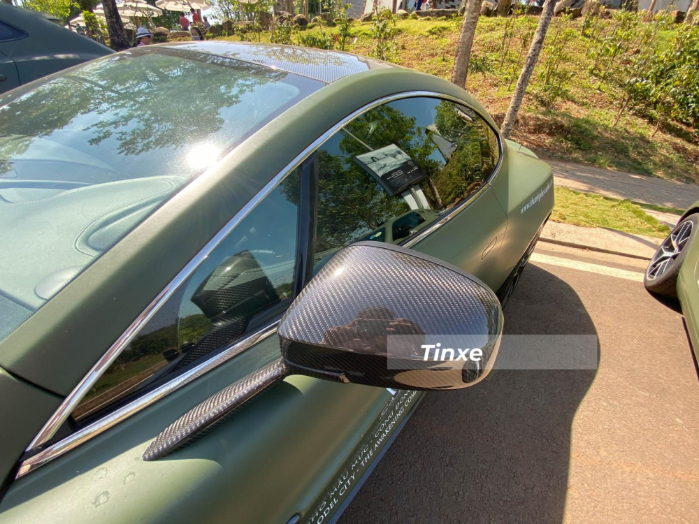 Điểm nhấn là nhiều chi tiết carbon như gương chiếu hậu Điểm nhấn là nhiều chi tiết carbon như gương chiếu hậu