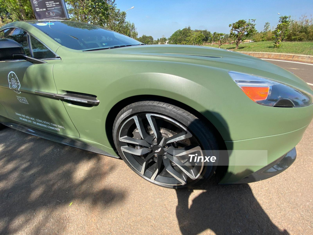 Chiếc xe Aston Martin Vanquish thế hệ thứ 2 này có tuỳ chọn la-zăng 5 chấu kép 2 tông màu tương phản Chiếc xe Aston Martin Vanquish thế hệ thứ 2 này có tuỳ chọn la-zăng 5 chấu kép 2 tông màu tương phản