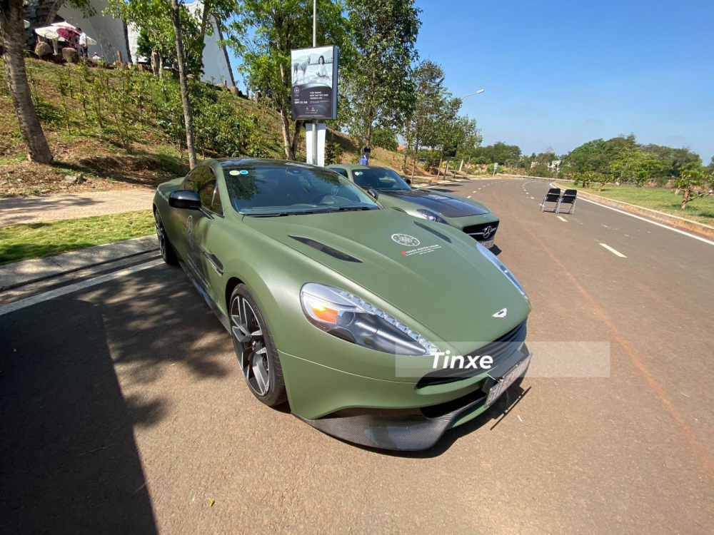 Đây là 1 trong 2 chiếc Aston Martin Vanquish Coupe của Chủ tịch Trung Nguyên. Xe còn lại là bản mui trần Đây là 1 trong 2 chiếc Aston Martin Vanquish Coupe của Chủ tịch Trung Nguyên. Xe còn lại là bản mui trần
