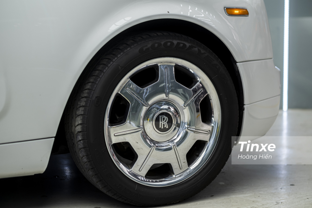 Rolls-Royce Phantom Drophead Coupe được trang bị vành hộp kim kích thước 20 inch với logo RR luôn đứng thẳng ngay cả khi xe di chuyển.