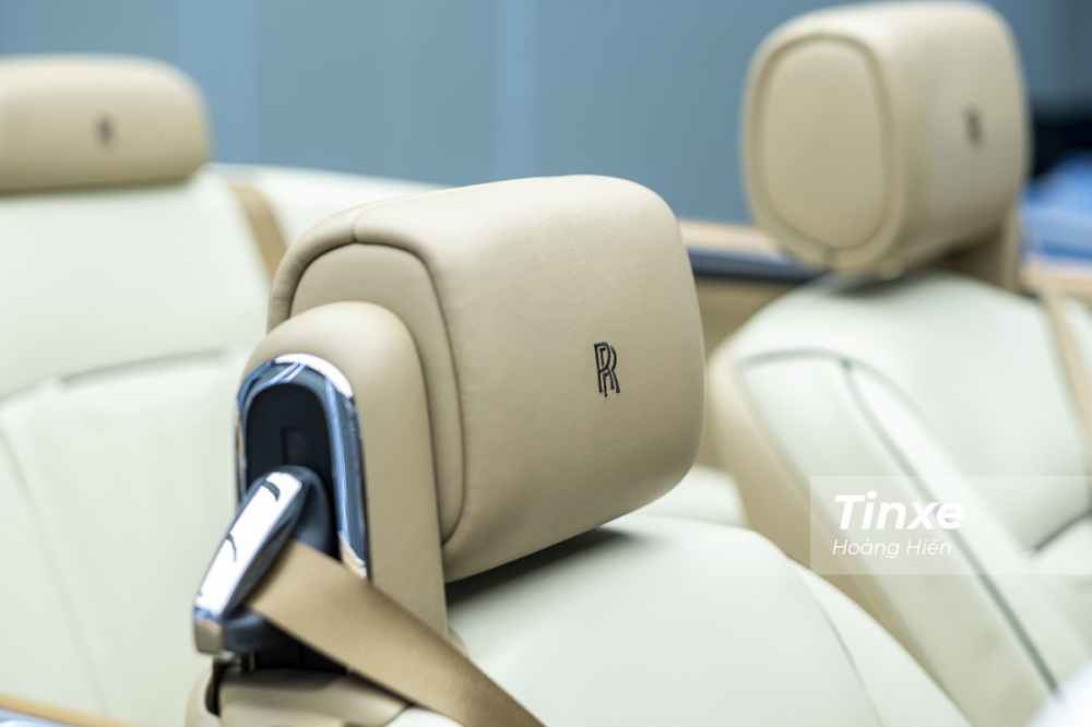 Gối tựa đầu thêu logo RR lồng vào nhau là một nét rất riêng của những chiếc Rolls-Royce.