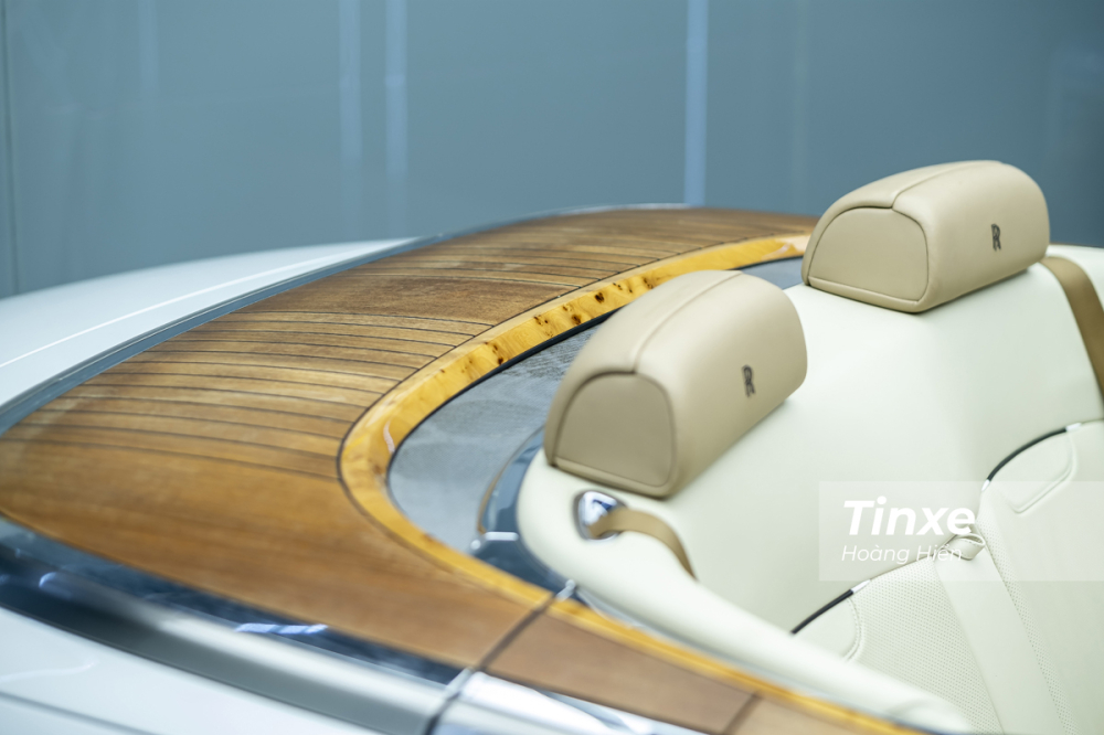 Sau khi gập gọn mui, Rolls-Royce Phantom Drophead Coupe sẽ khoe ra phần ốp gỗ theo phong cách du thuyển ở phía sau, tạo dáng vẻ sang trọng và lãng tử hơn cho chiếc xe.