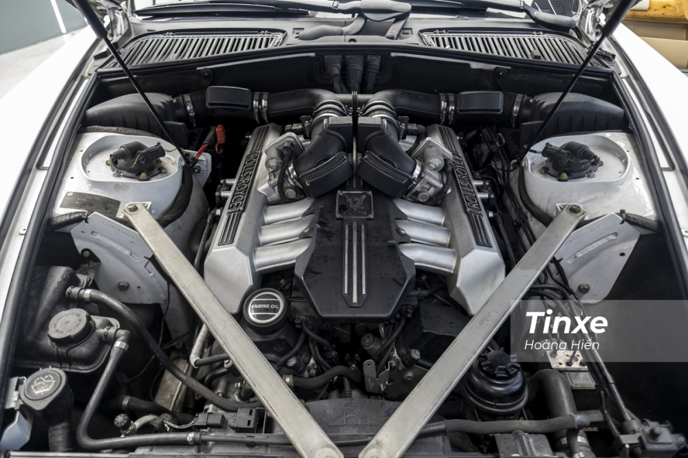 Rolls-Royce Phantom Drophead Coupe được hãng xe siêu sang Anh Quốc trang bị khối động cơ V12, dung tích 6.75L, sản sinh công suất tối đa 453 mã lực và mô-men xoắn cực đại 720 Nm. Động cơ kết hợp cùng hộp số tự động 6 cấp, nhờ đó, chiếc xe siêu sang mui trần này chỉ mất khoảng thời gian 5,7 giây để t