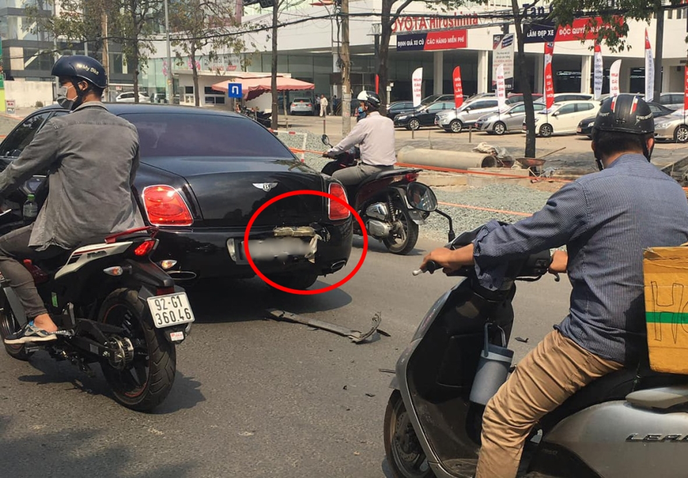 Chiếc xe siêu sang Bentley Continental Flying Spur hư hỏng phần đuôi xe